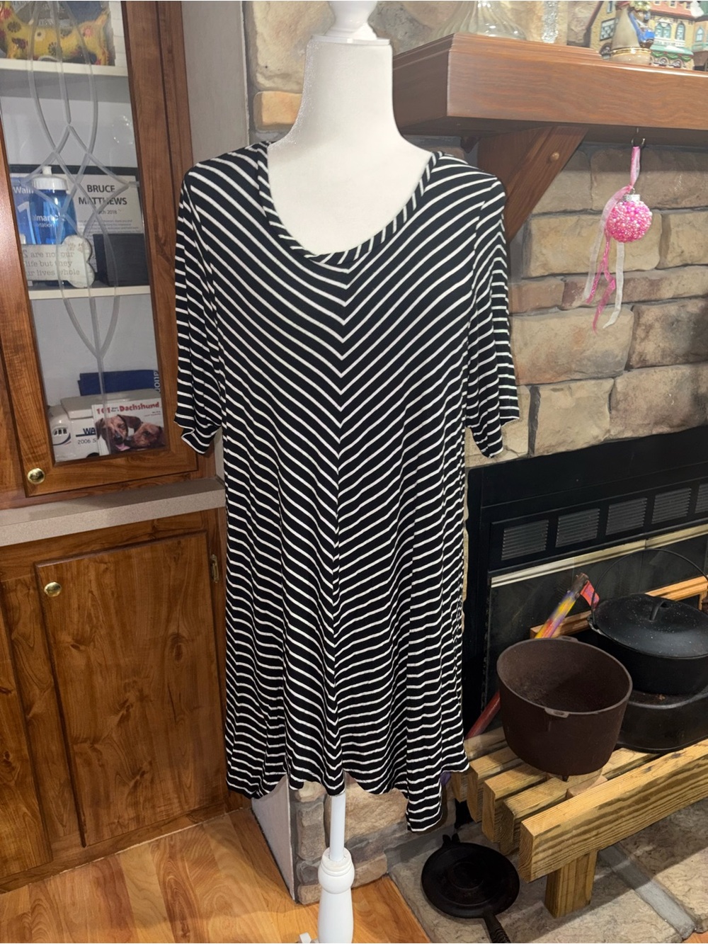 Ellen Tracy size 1X black & white tunic length top asymmetrical sides